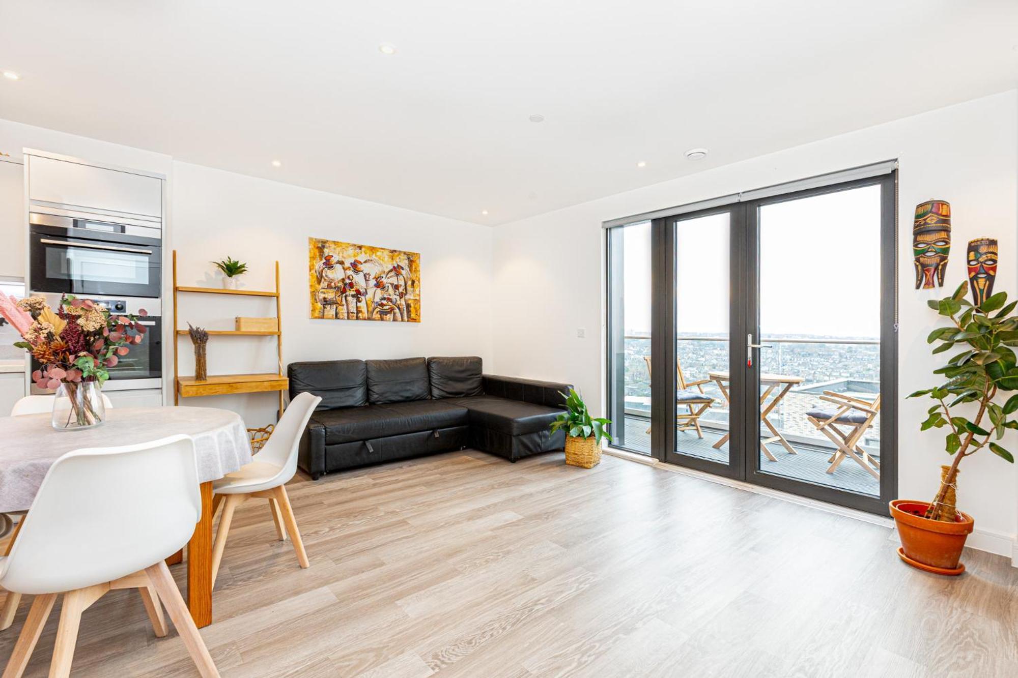 Sensational 2br Wviews & Balcony In Wandsworth Apartment