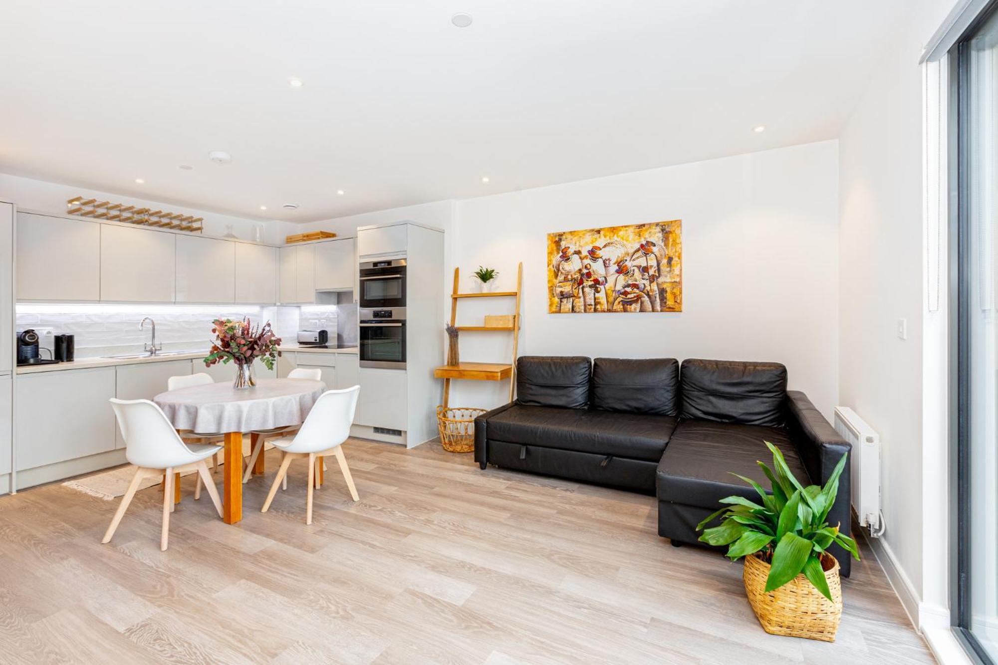 Sensational 2br Wviews & Balcony In Wandsworth Apartment