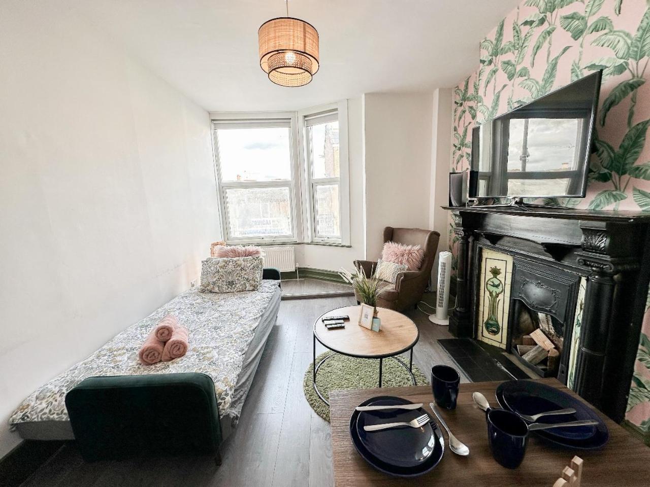 2 Bedroom Flat With Indoor Fireplace In Shepherds Bush, Near White City Apartment