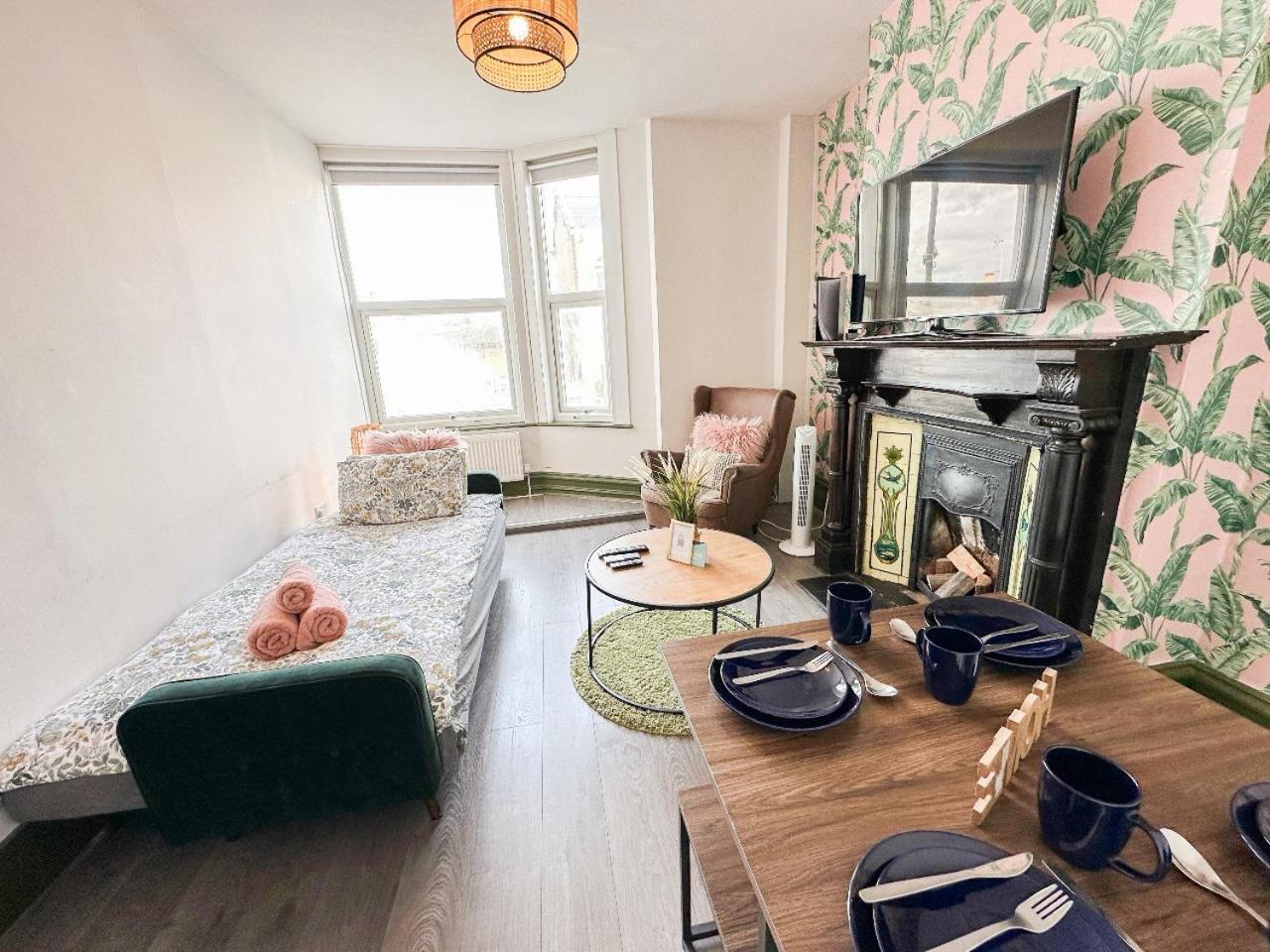 2 Bedroom Flat With Indoor Fireplace In Shepherds Bush, Near White City London