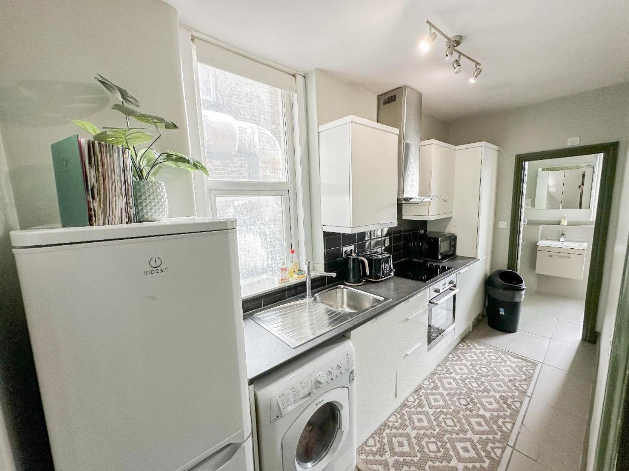 2 Bedroom Flat With Indoor Fireplace In Shepherds Bush, Near White City *
