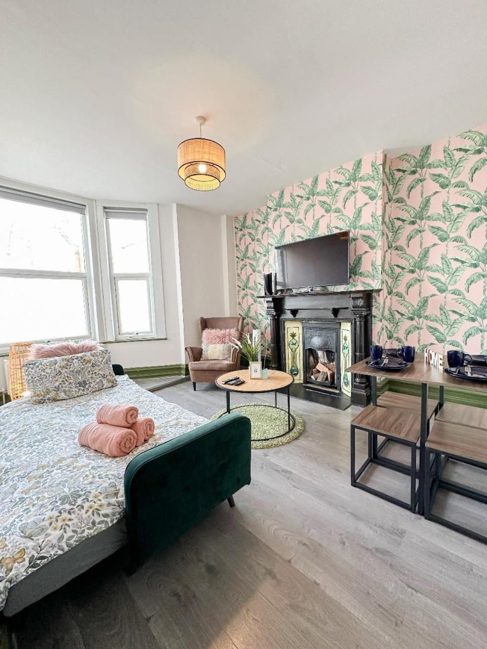 2 Bedroom Flat With Indoor Fireplace In Shepherds Bush, Near White City