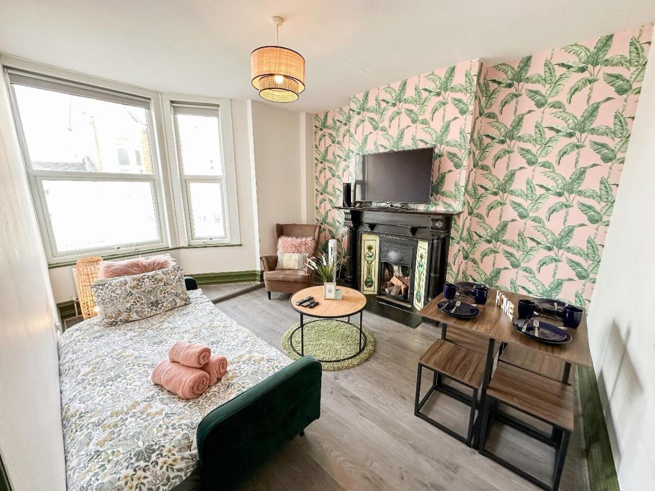 2 Bedroom Flat With Indoor Fireplace In Shepherds Bush, Near White City London