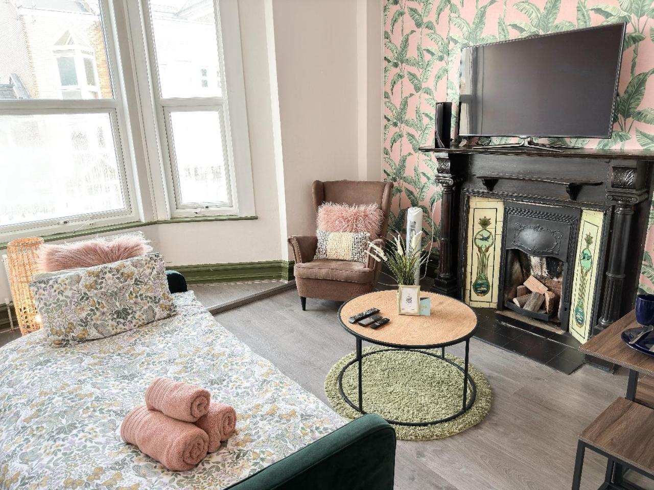 2 Bedroom Flat With Indoor Fireplace In Shepherds Bush, Near White City * London