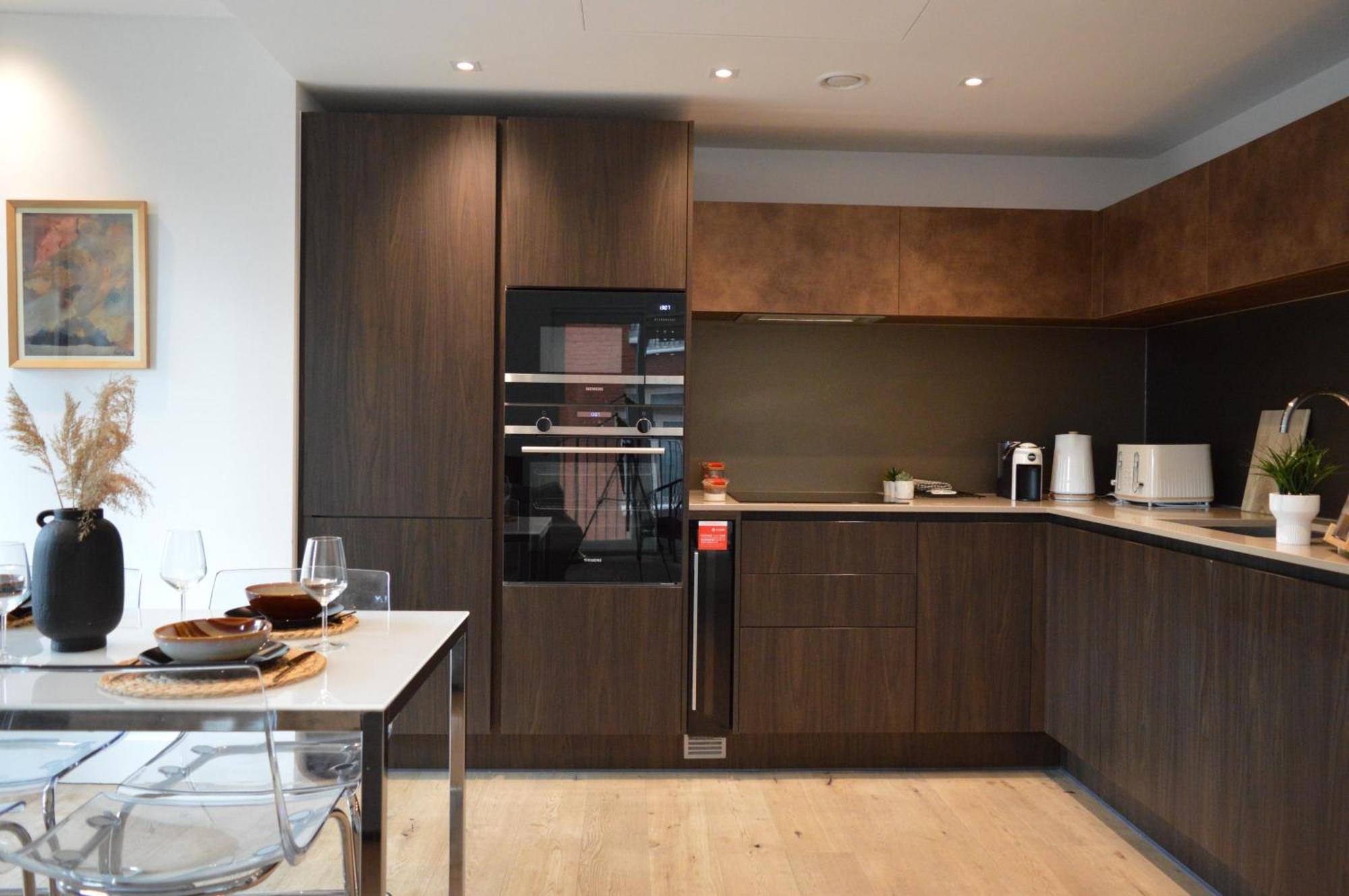Apartment Luxury 2 Bed Vauxhall, Balcony, Sleeps 4, - Open For Business Stays, Long Stays, Families Relocating *