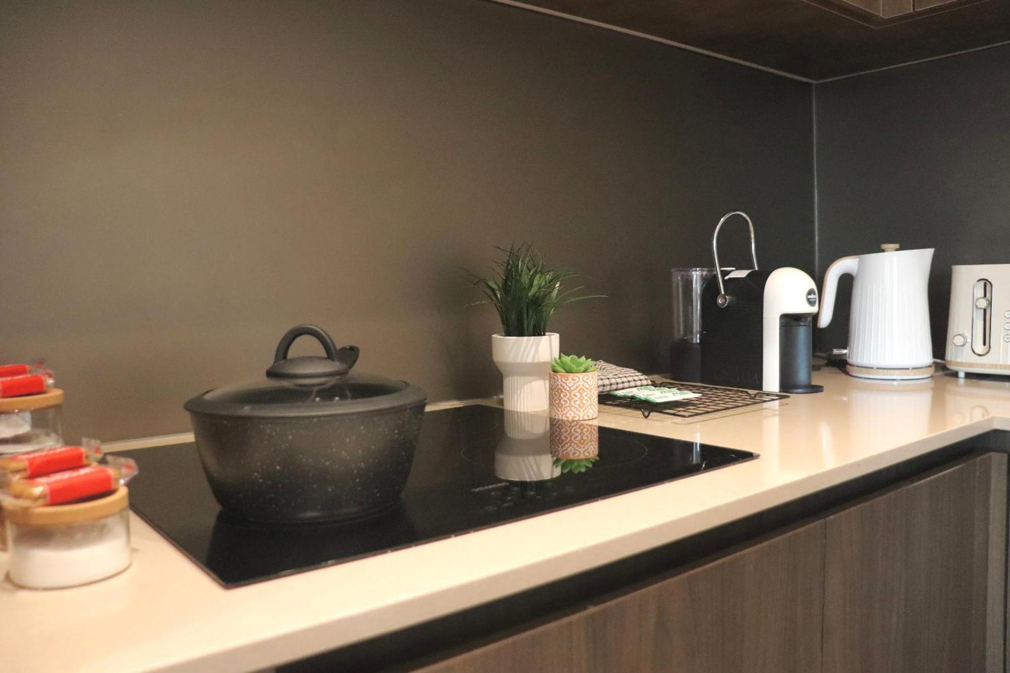Luxury 2 Bed Vauxhall, Balcony, Sleeps 4, - Open For Business Stays, Long Stays, Families Relocating Apartment *