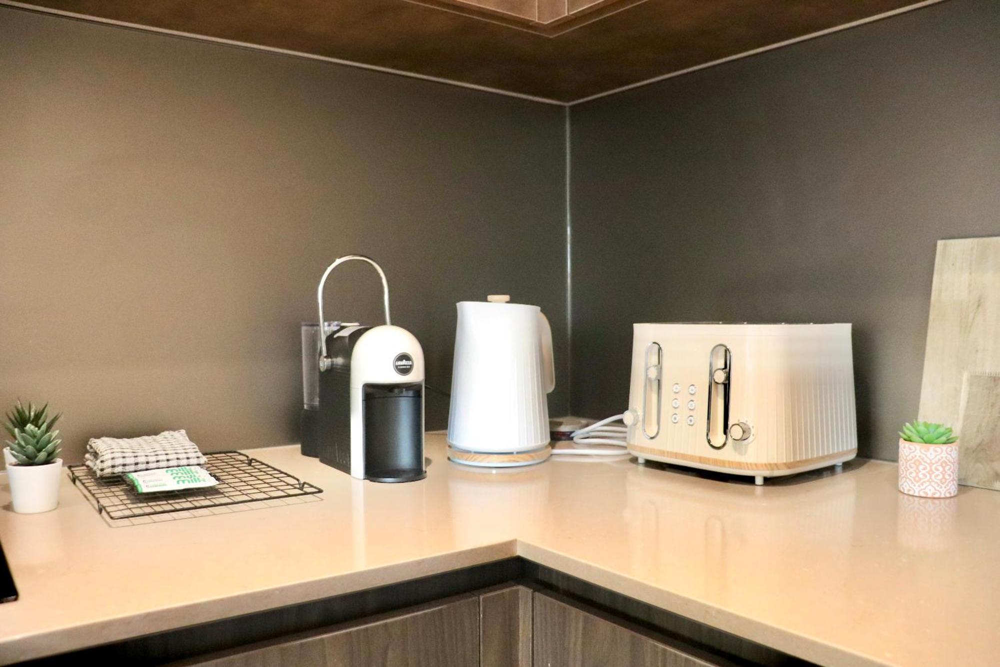 Apartment Luxury 2 Bed Vauxhall, Balcony, Sleeps 4, - Open For Business Stays, Long Stays, Families Relocating