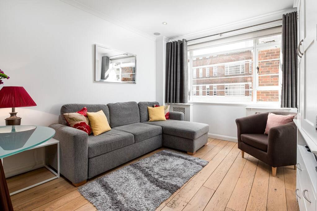 Chic - Fabulous Central Location In Zone 1 *