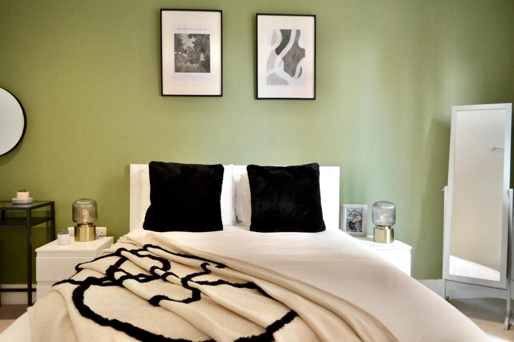 Luxury 2 Bed Vauxhall, Balcony, Sleeps 4, - Open For Business Stays, Long Stays, Families Relocating London