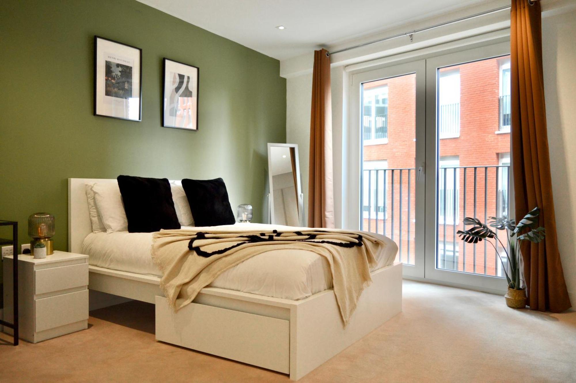 Apartment Luxury 2 Bed Vauxhall, Balcony, Sleeps 4, - Open For Business Stays, Long Stays, Families Relocating London
