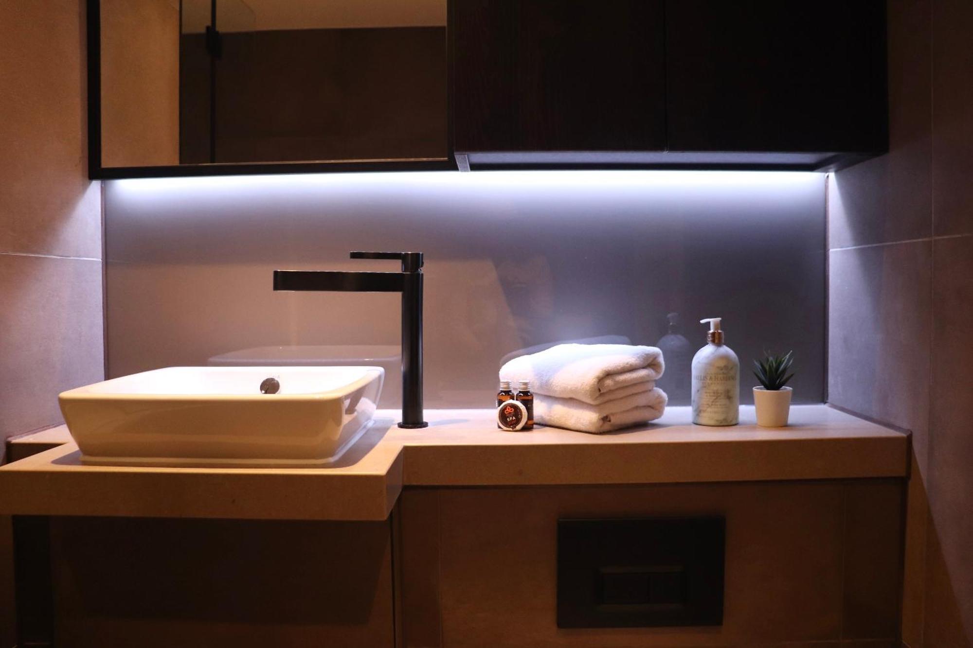 Luxury 2 Bed Vauxhall, Balcony, Sleeps 4, - Open For Business Stays, Long Stays, Families Relocating Apartment London