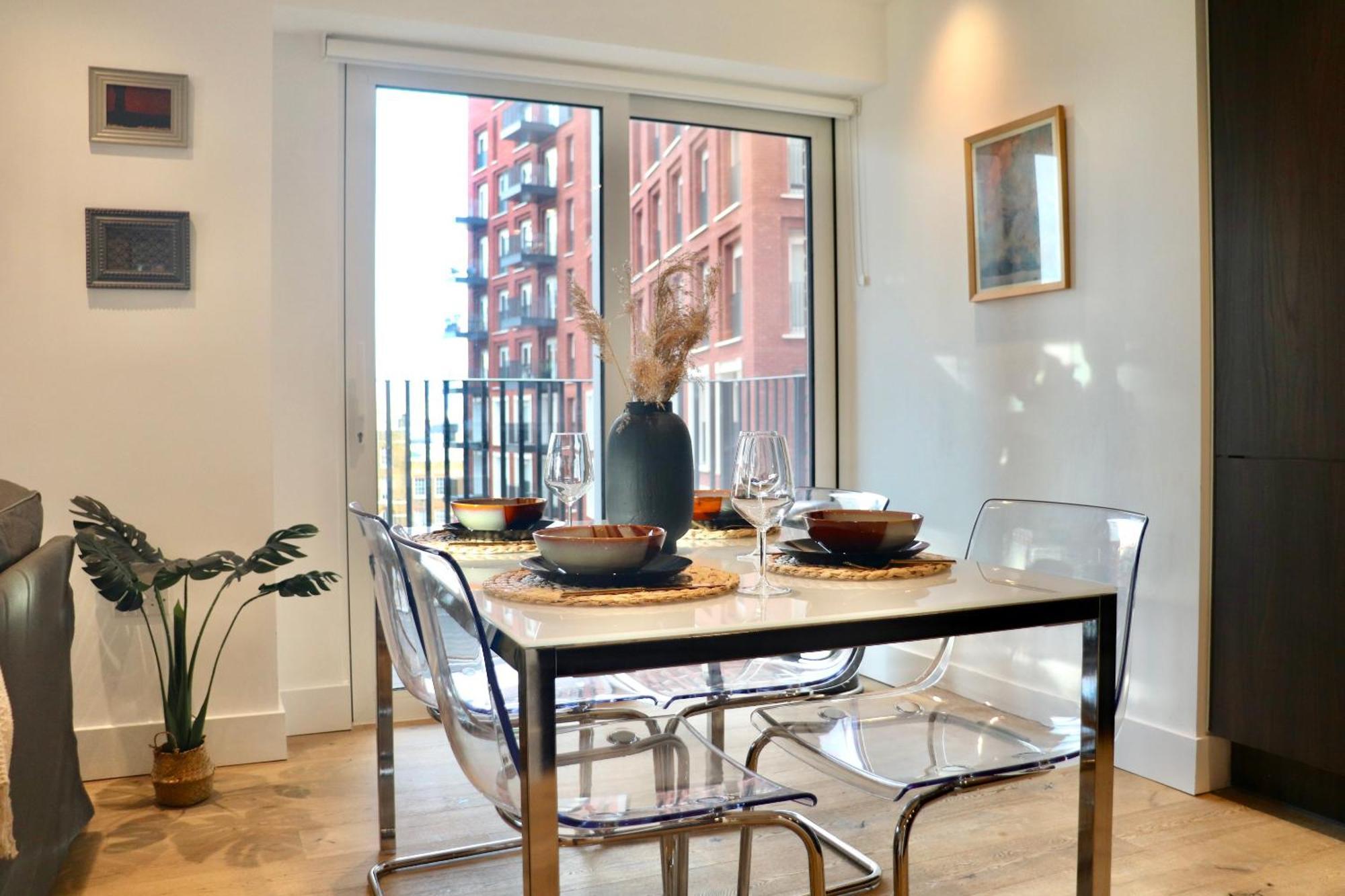Luxury 2 Bed Vauxhall, Balcony, Sleeps 4, - Open For Business Stays, Long Stays, Families Relocating Apartment