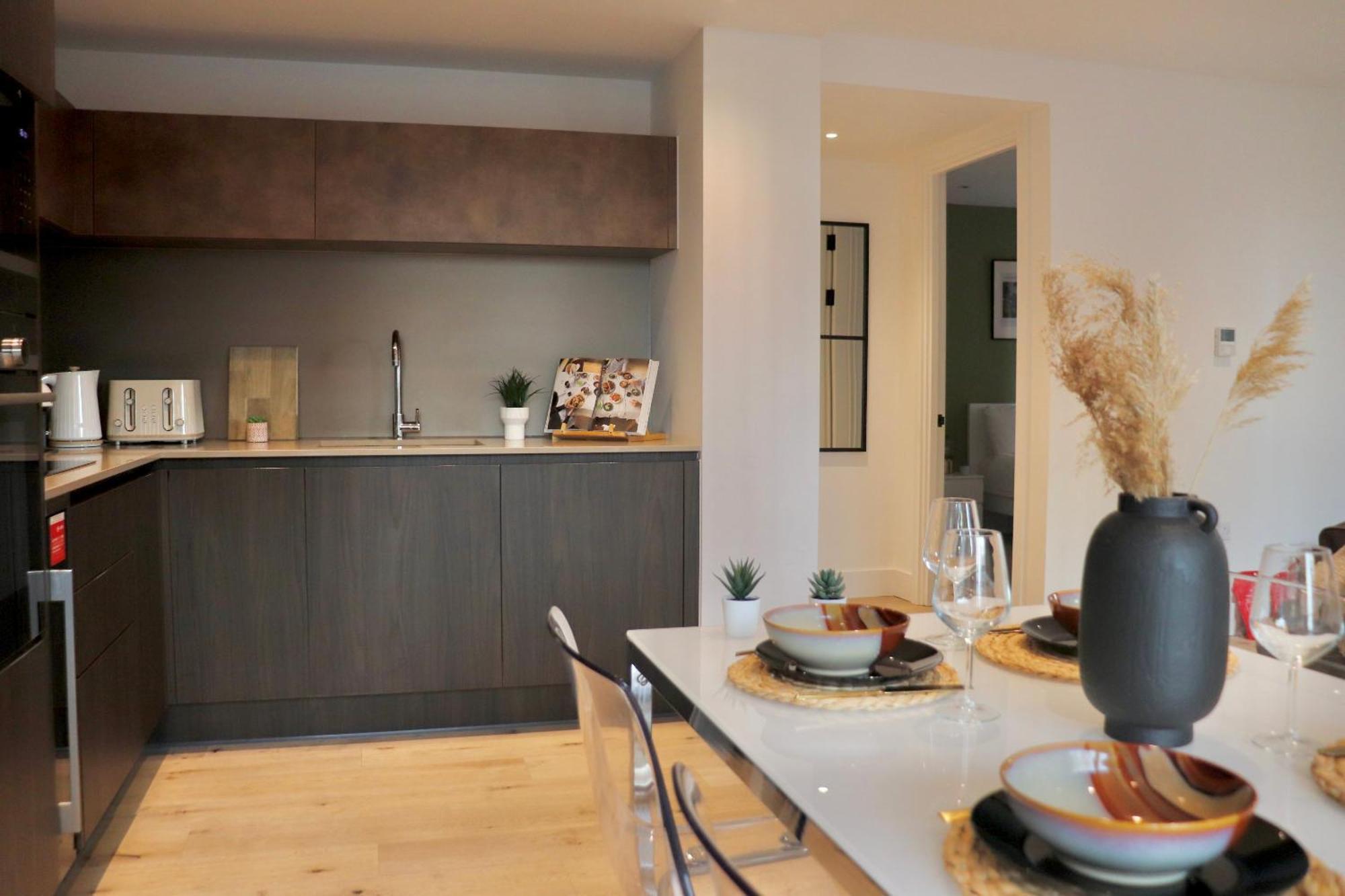 Luxury 2 Bed Vauxhall, Balcony, Sleeps 4, - Open For Business Stays, Long Stays, Families Relocating Apartment