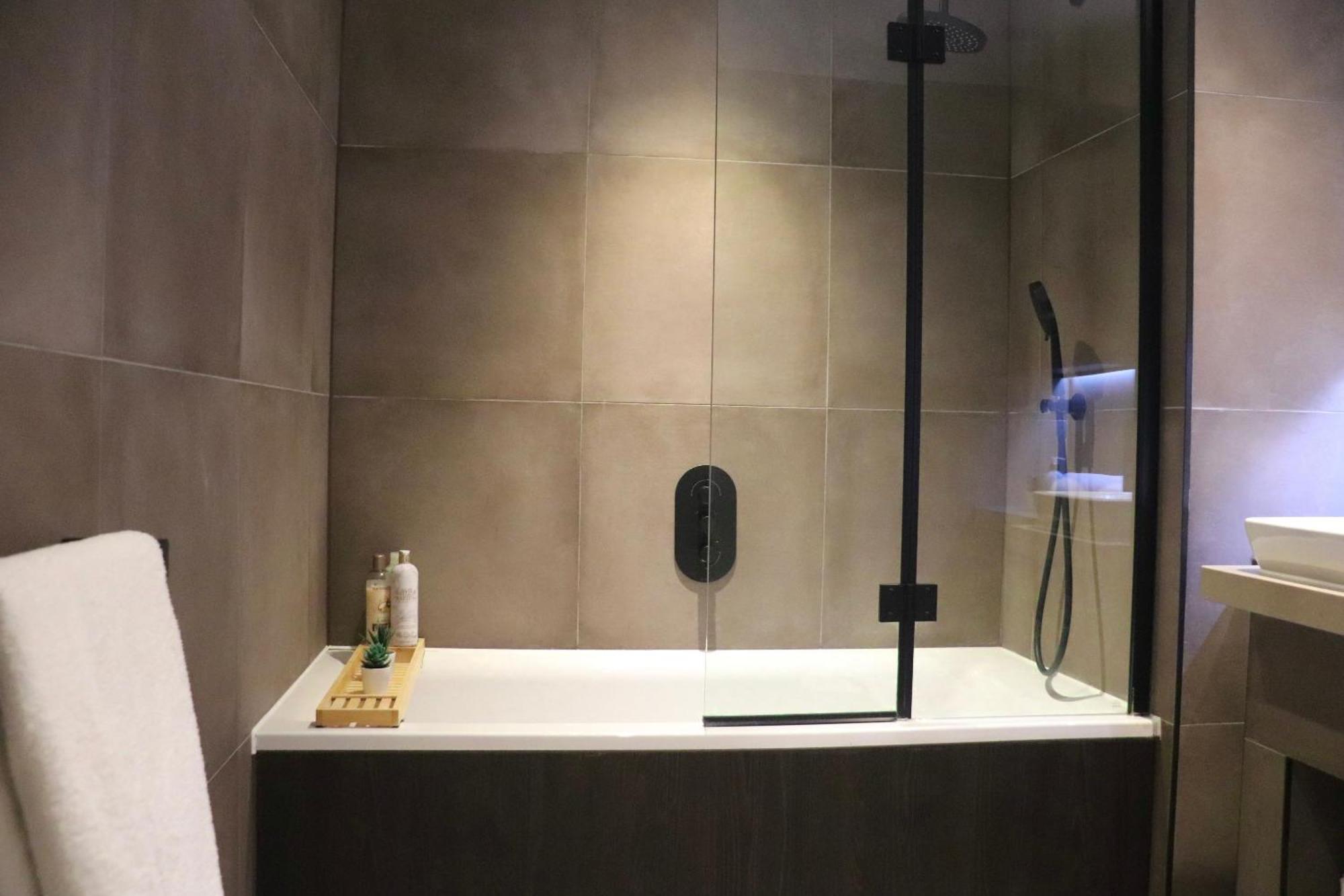 Luxury 2 Bed Vauxhall, Balcony, Sleeps 4, - Open For Business Stays, Long Stays, Families Relocating Apartment *