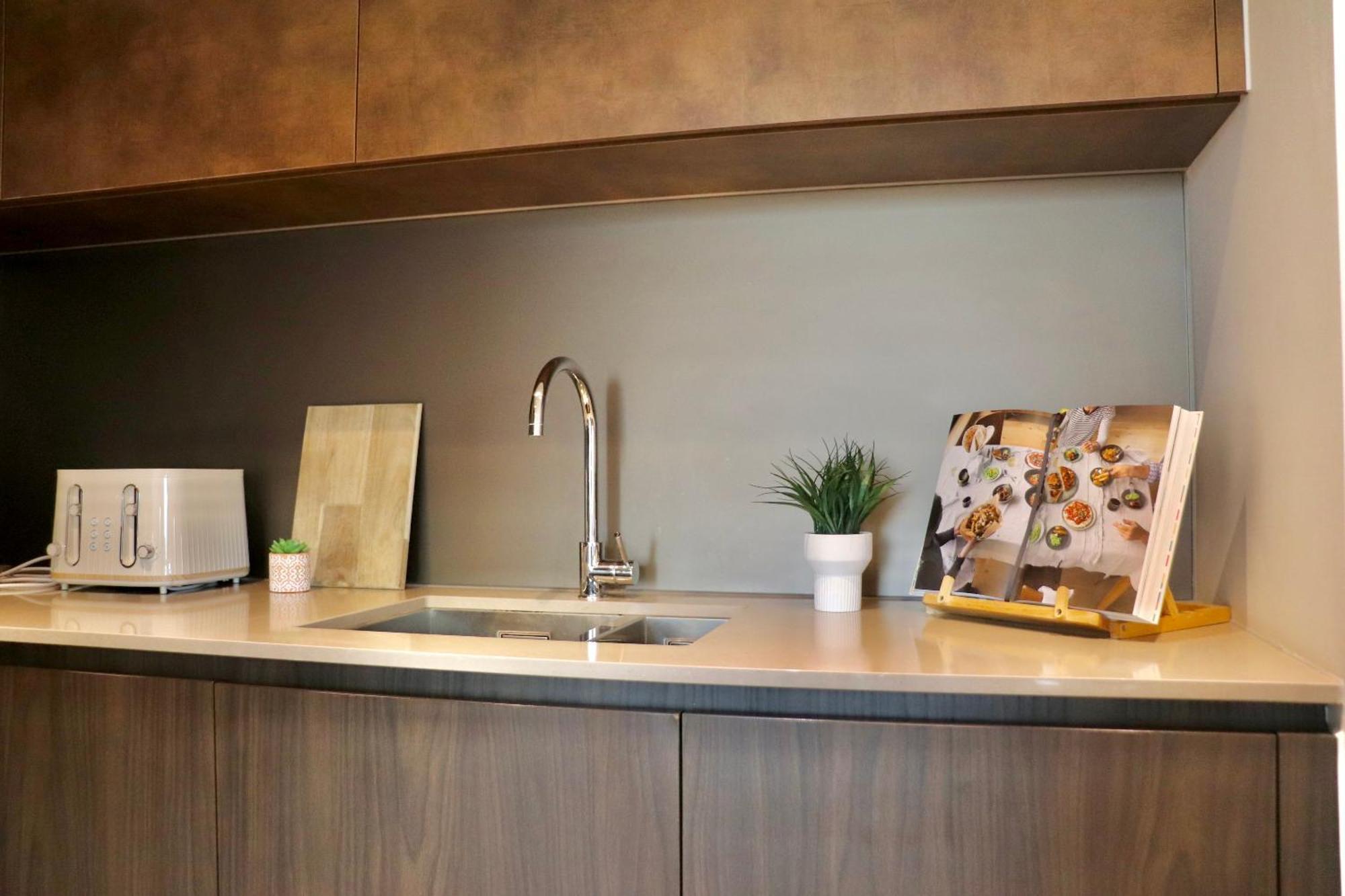 Apartment Luxury 2 Bed Vauxhall, Balcony, Sleeps 4, - Open For Business Stays, Long Stays, Families Relocating London