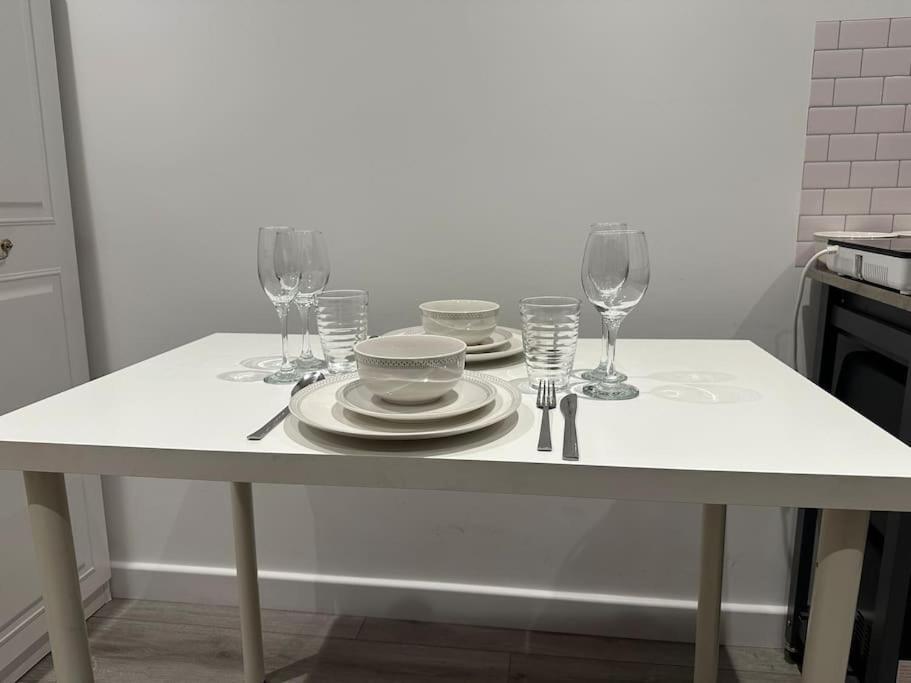 Spacious En-suite Private Bath And Kitchen Studio Flat Canary Wharf No 3 Londres