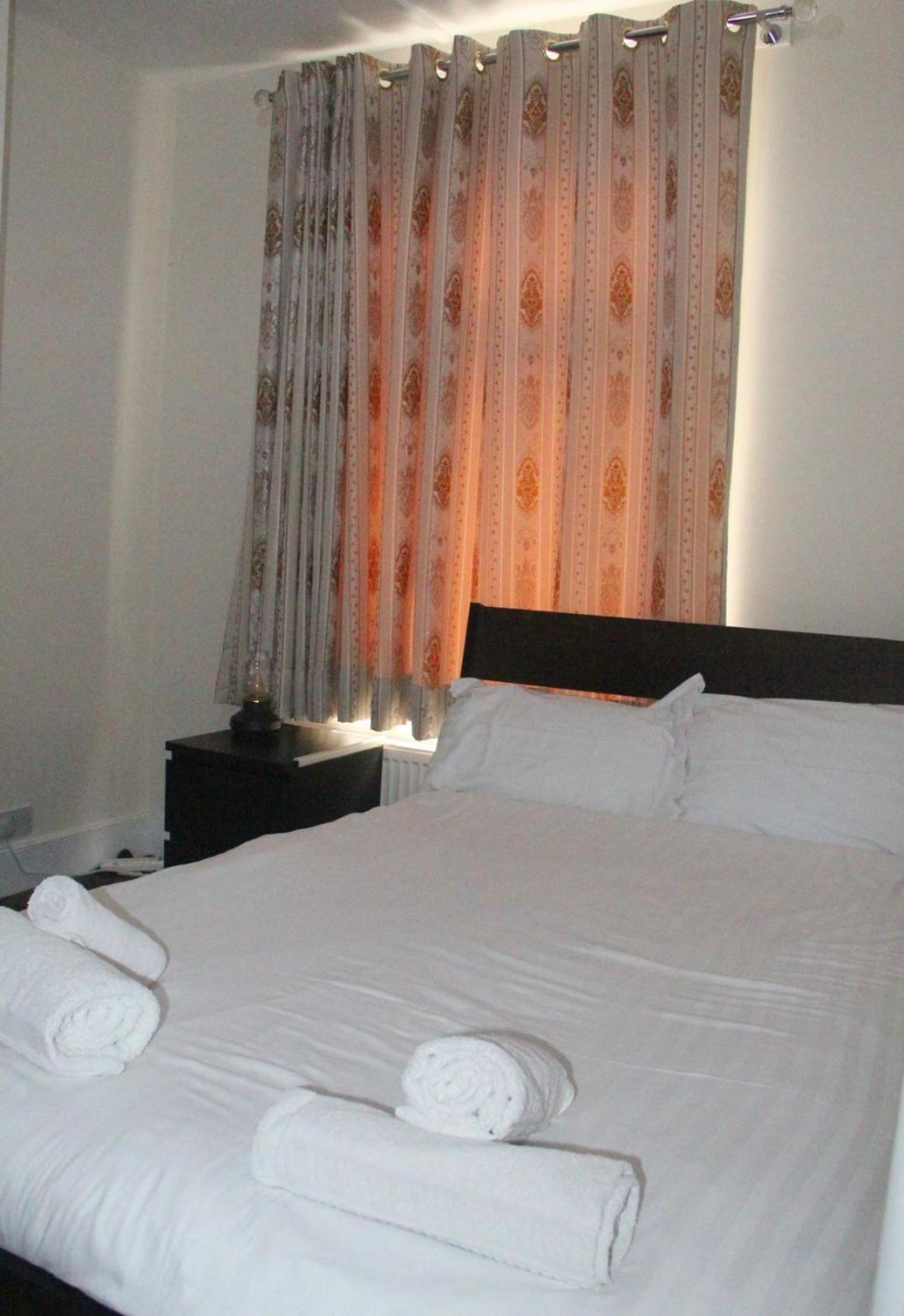 3 Bedroom House,4beds, 2 Baths Ilford ,12 Mins To Stratford Casa de Férias *