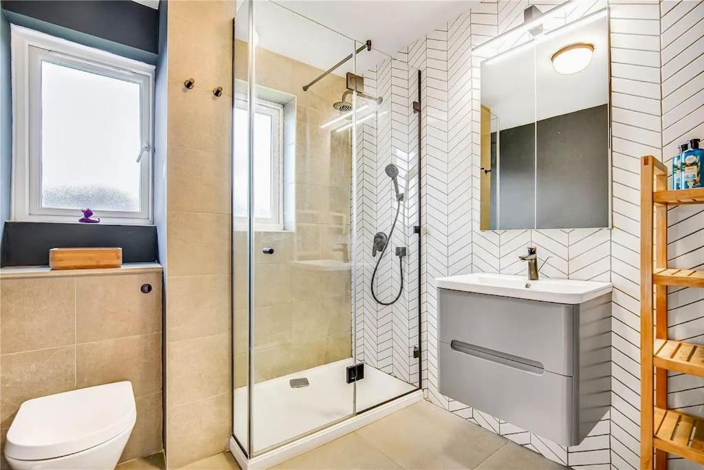 2 Bed Bright Flat In Fulham Apartment