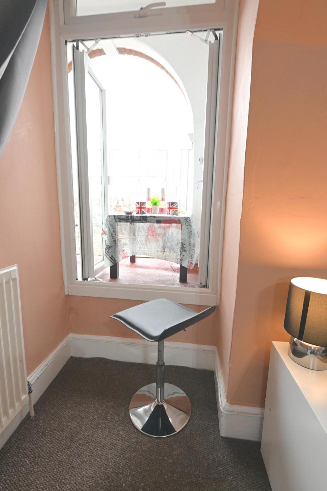 Stunning 3 Bedroom Serviced Flat In North Appartement Londen