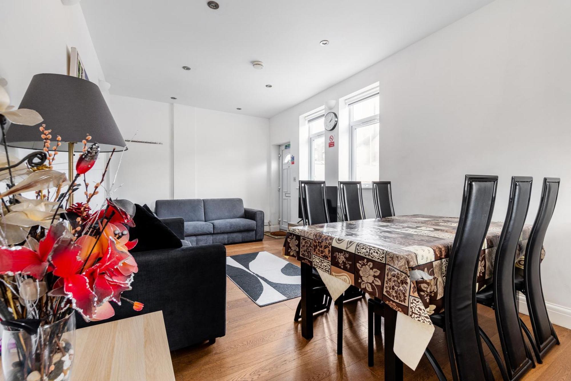 Spacious 2 Bed 2 Bath With Free Parking For 2 Cars And Underground Station Zone 2 For Quick Access To Up To 10 Guests Apartment