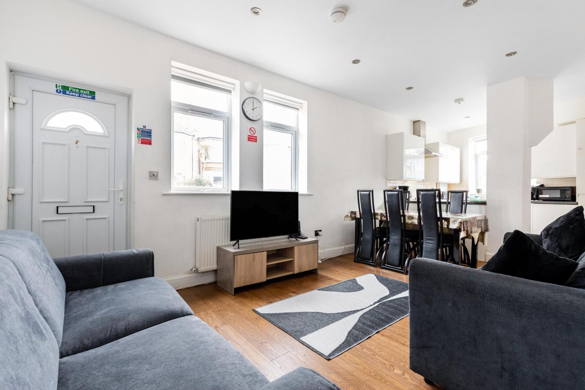Spacious 2 Bed 2 Bath With Free Parking For 2 Cars And Underground Station Zone 2 For Quick Access To Up To 10 Guests Apartment