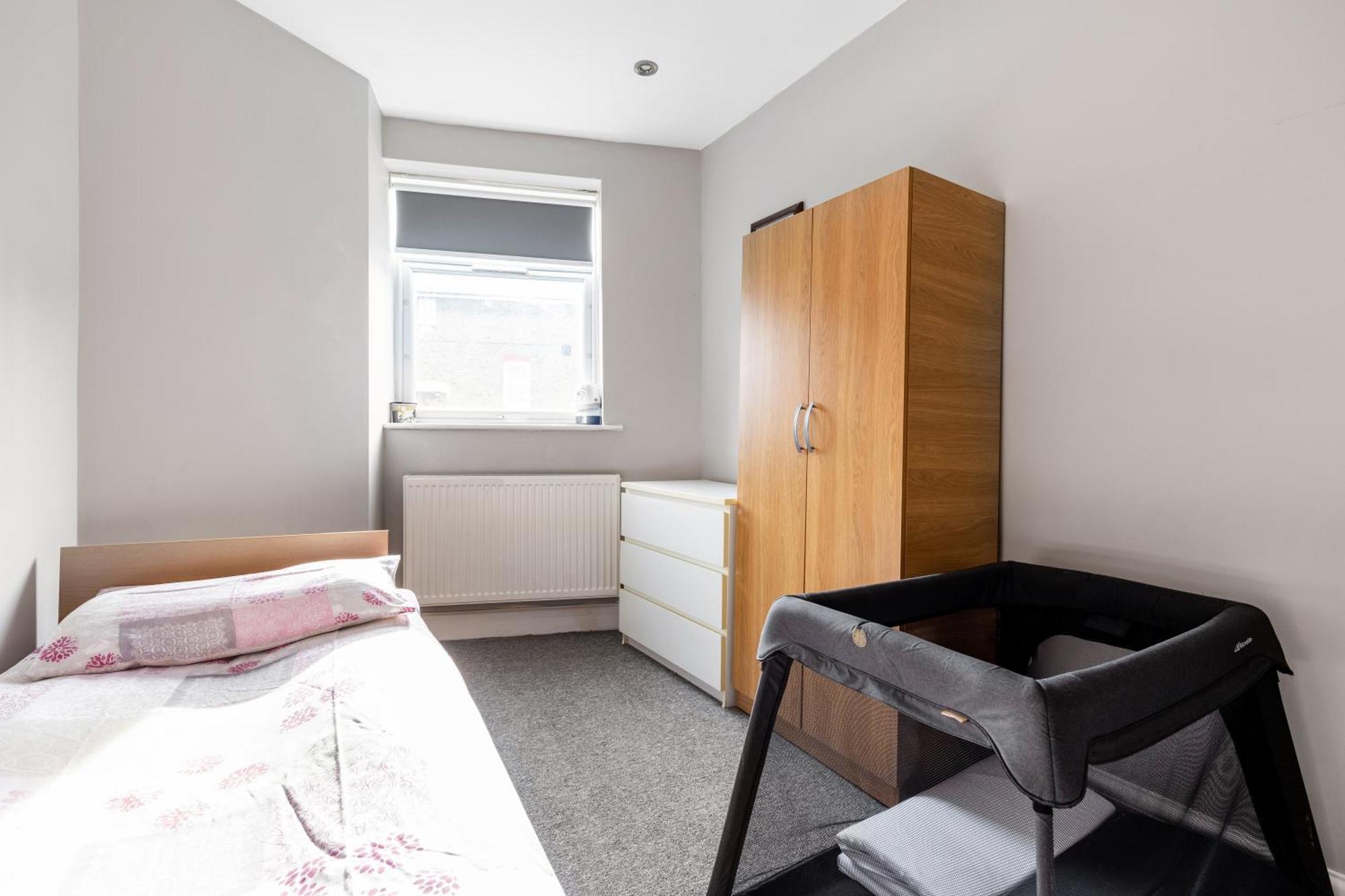 Spacious 2 Bed 2 Bath With Free Parking For 2 Cars And Underground Station Zone 2 For Quick Access To Up To 10 Guests Apartment London