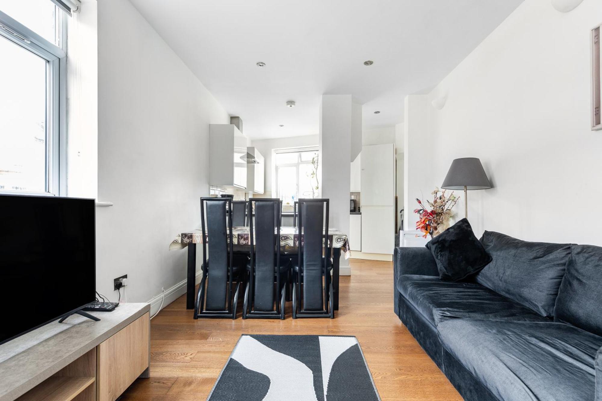 Spacious 2 Bed 2 Bath With Free Parking For 2 Cars And Underground Station Zone 2 For Quick Access To Up To 10 Guests Apartment *
