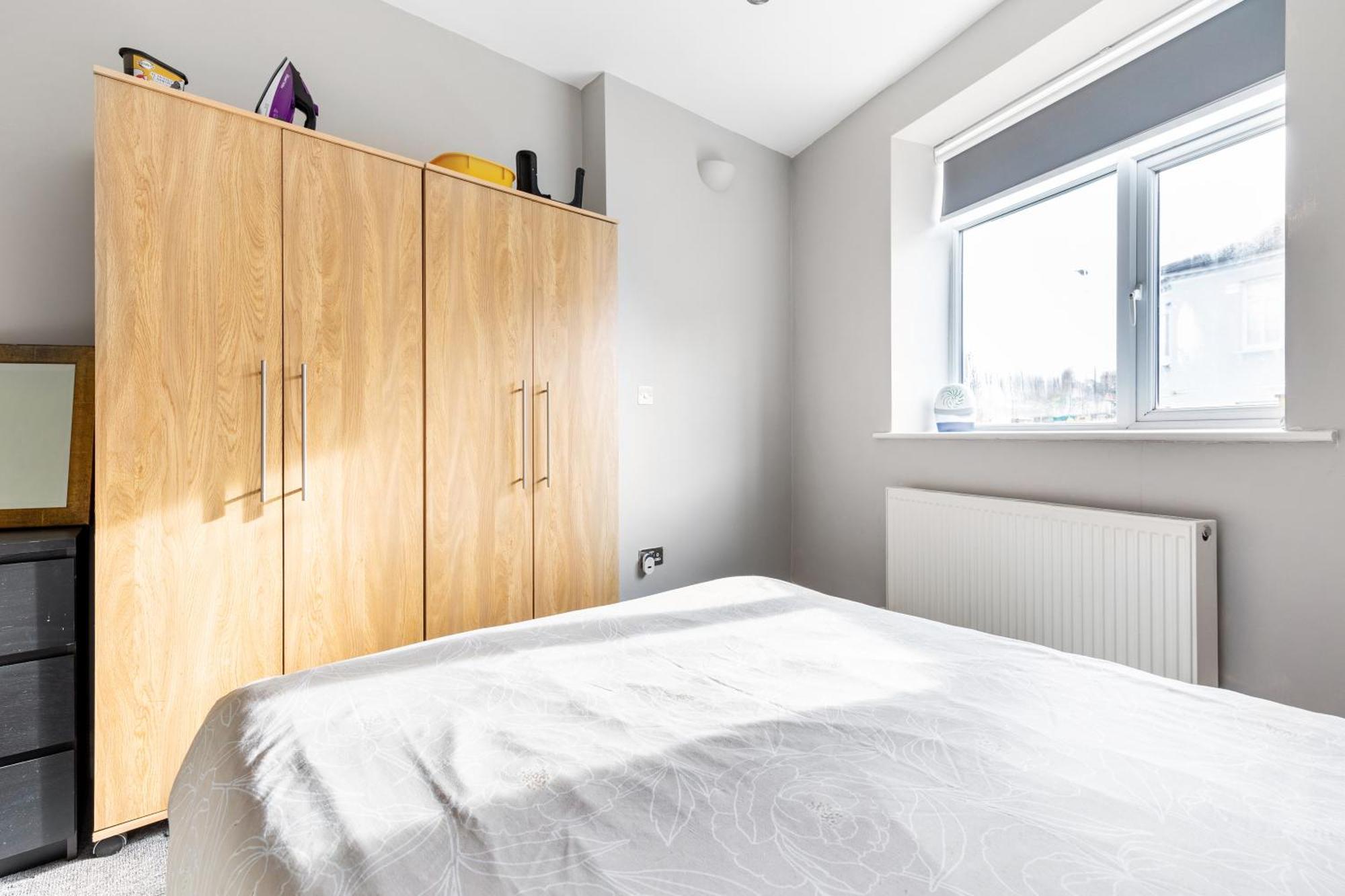 Apartment Spacious 2 Bed 2 Bath With Free Parking For 2 Cars And Underground Station Zone 2 For Quick Access To Up To 10 Guests London