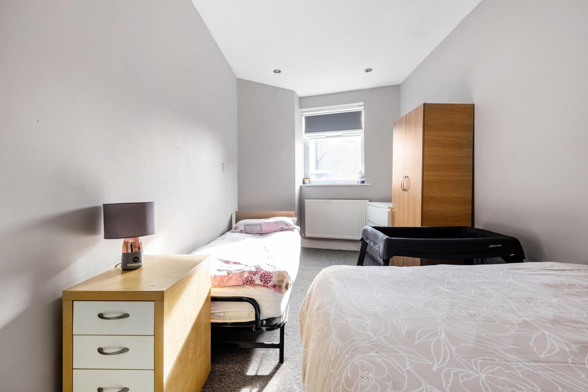 Apartment Spacious 2 Bed 2 Bath With Free Parking For 2 Cars And Underground Station Zone 2 For Quick Access To Up To 10 Guests *