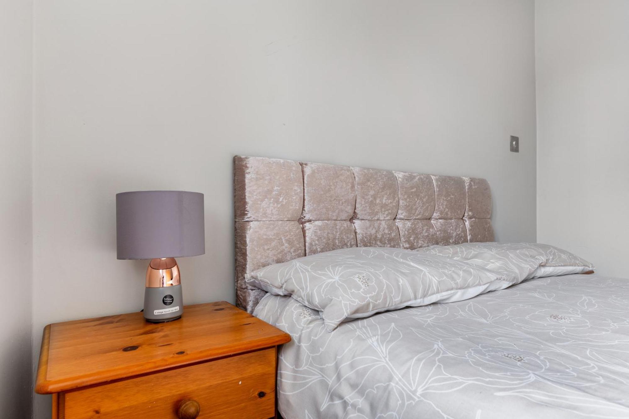 Spacious 2 Bed 2 Bath With Free Parking For 2 Cars And Underground Station Zone 2 For Quick Access To Up To 10 Guests Apartment
