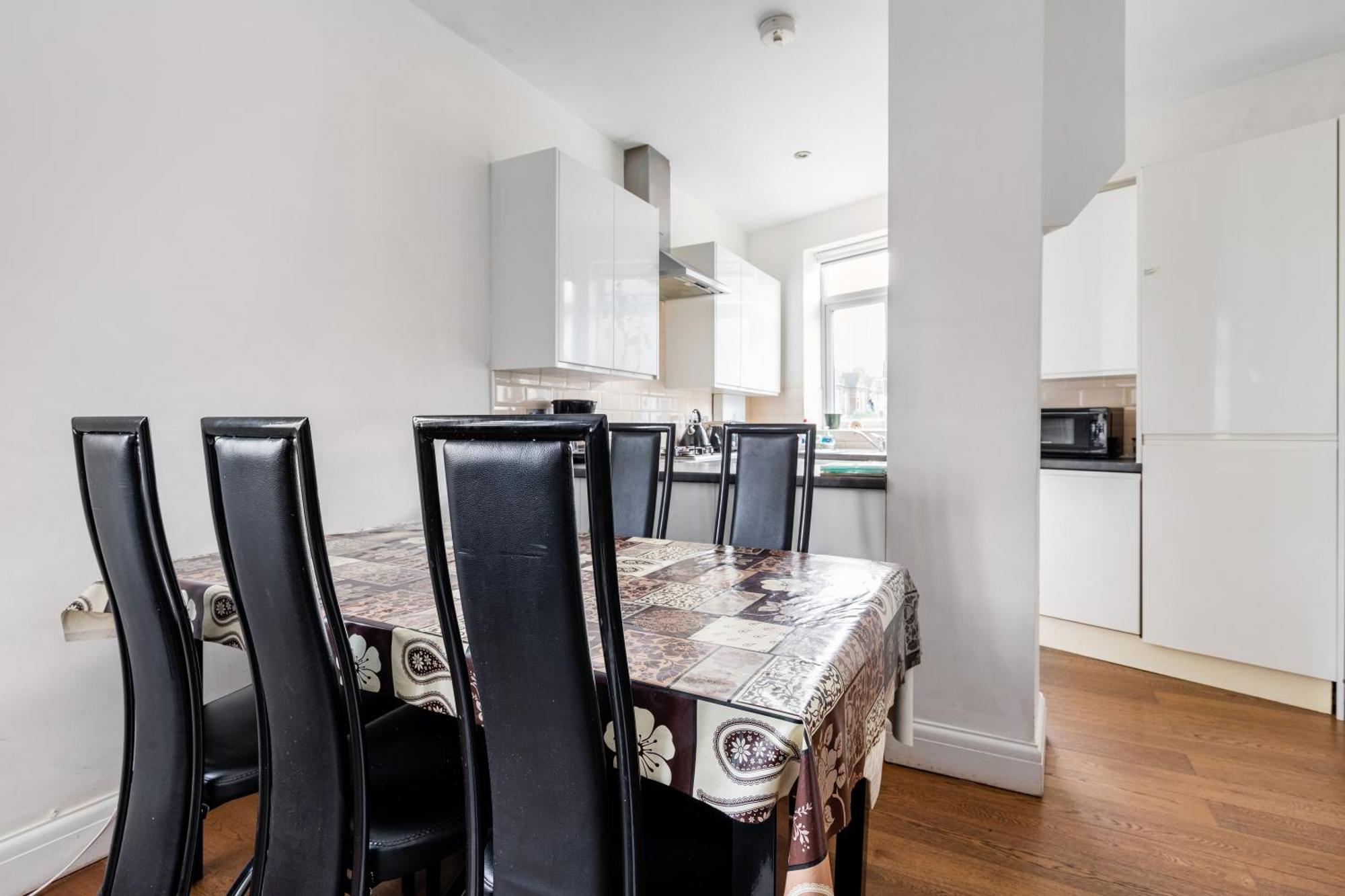 Spacious 2 Bed 2 Bath With Free Parking For 2 Cars And Underground Station Zone 2 For Quick Access To Up To 10 Guests Apartment *