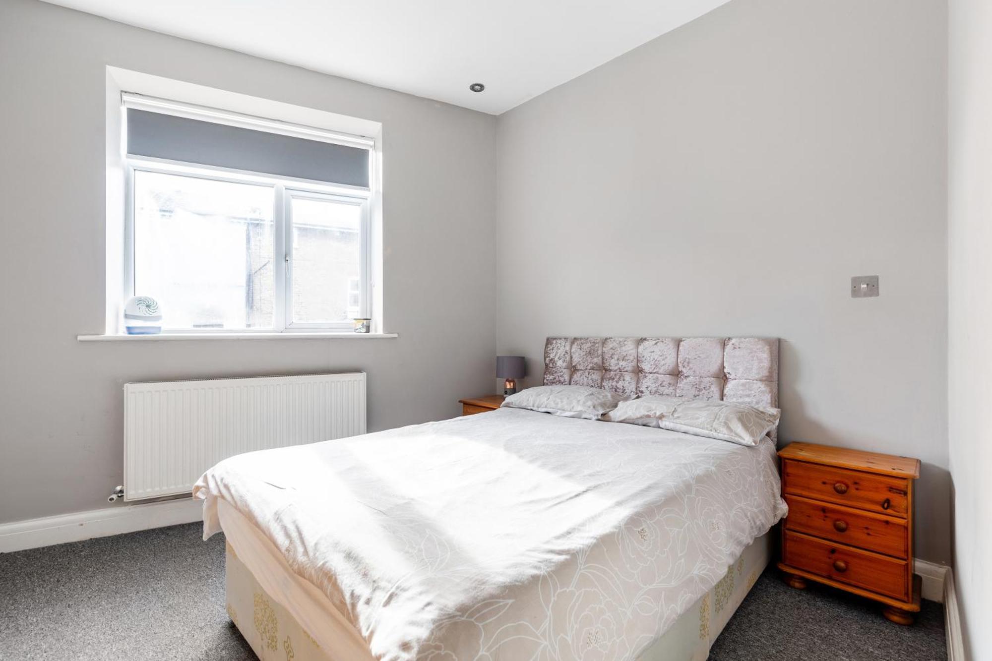 Apartment Spacious 2 Bed 2 Bath With Free Parking For 2 Cars And Underground Station Zone 2 For Quick Access To Up To 10 Guests *