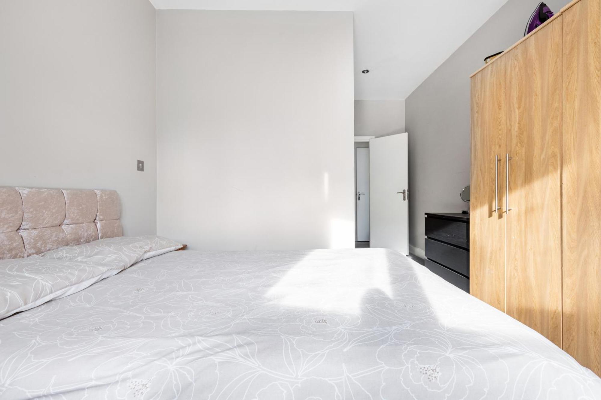 Apartment Spacious 2 Bed 2 Bath With Free Parking For 2 Cars And Underground Station Zone 2 For Quick Access To Up To 10 Guests