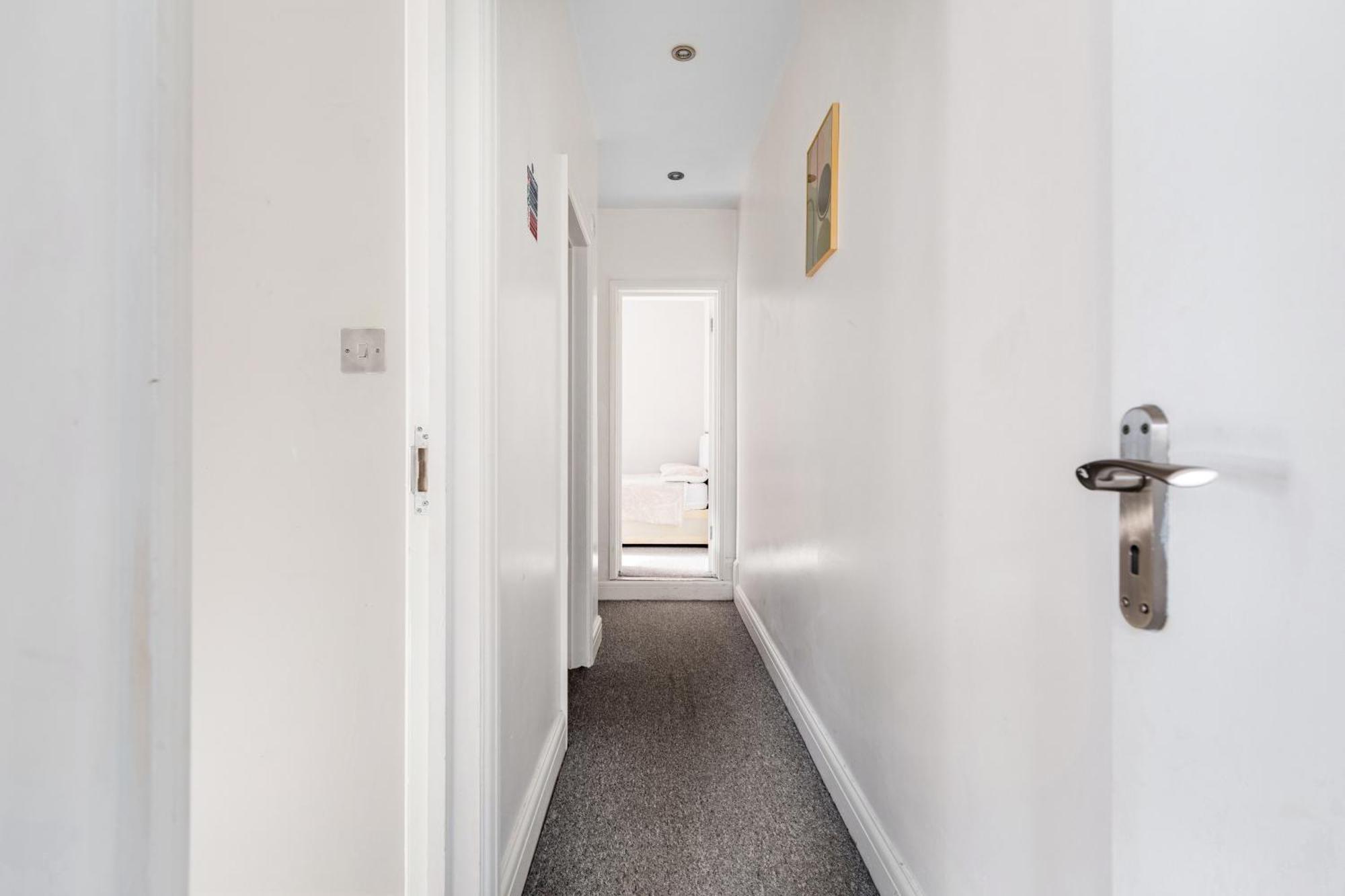 Spacious 2 Bed 2 Bath With Free Parking For 2 Cars And Underground Station Zone 2 For Quick Access To Up To 10 Guests Apartment *