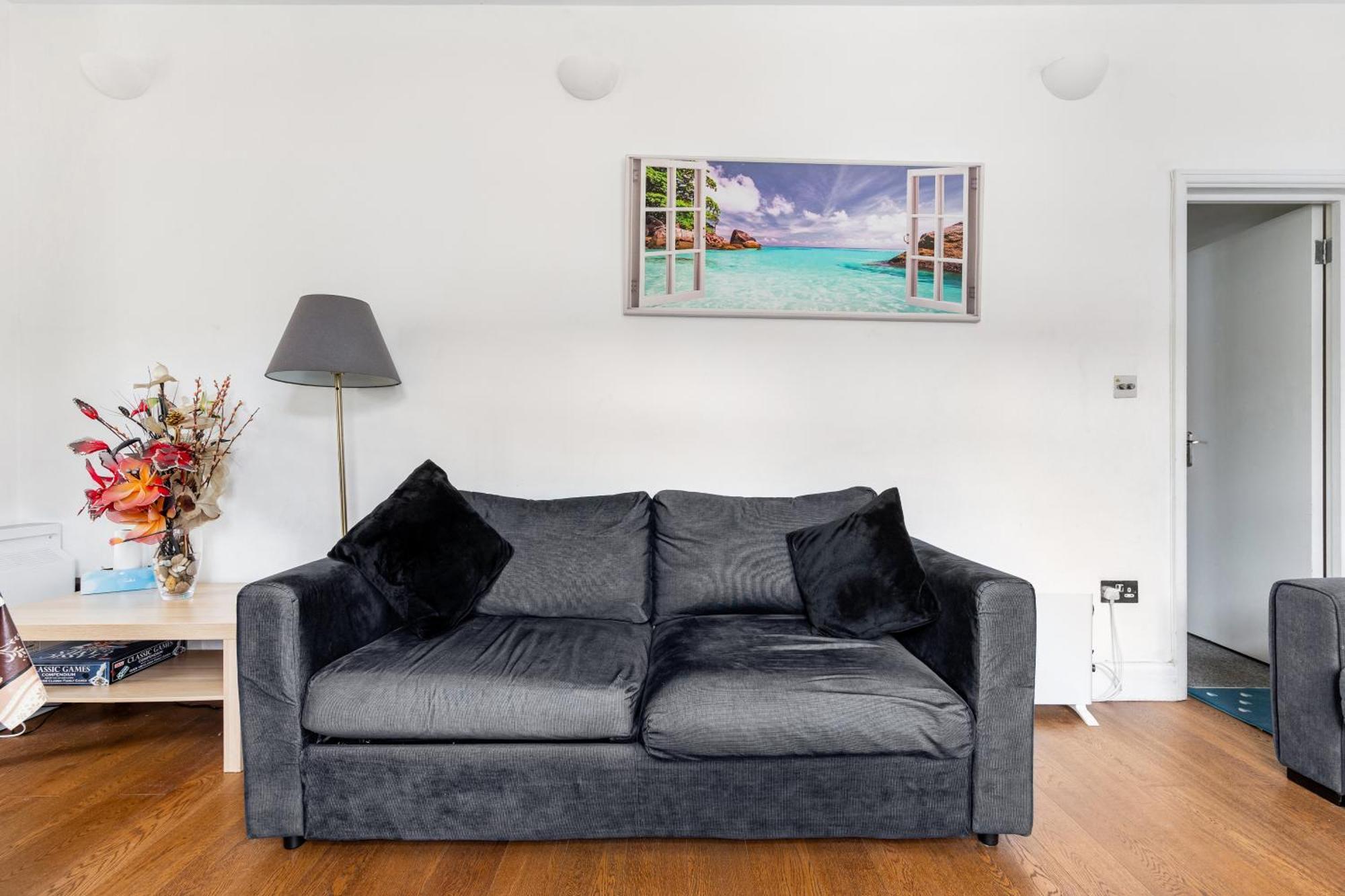 Spacious 2 Bed 2 Bath With Free Parking For 2 Cars And Underground Station Zone 2 For Quick Access To Up To 10 Guests Apartment *