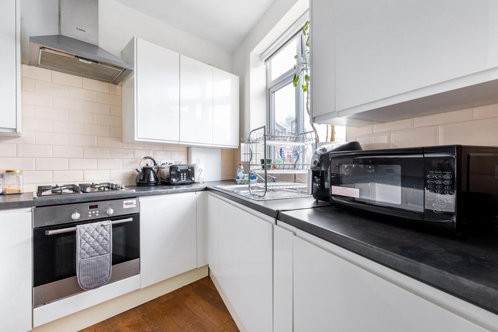 Spacious 2 Bed 2 Bath With Free Parking For 2 Cars And Underground Station Zone 2 For Quick Access To Up To 10 Guests * London