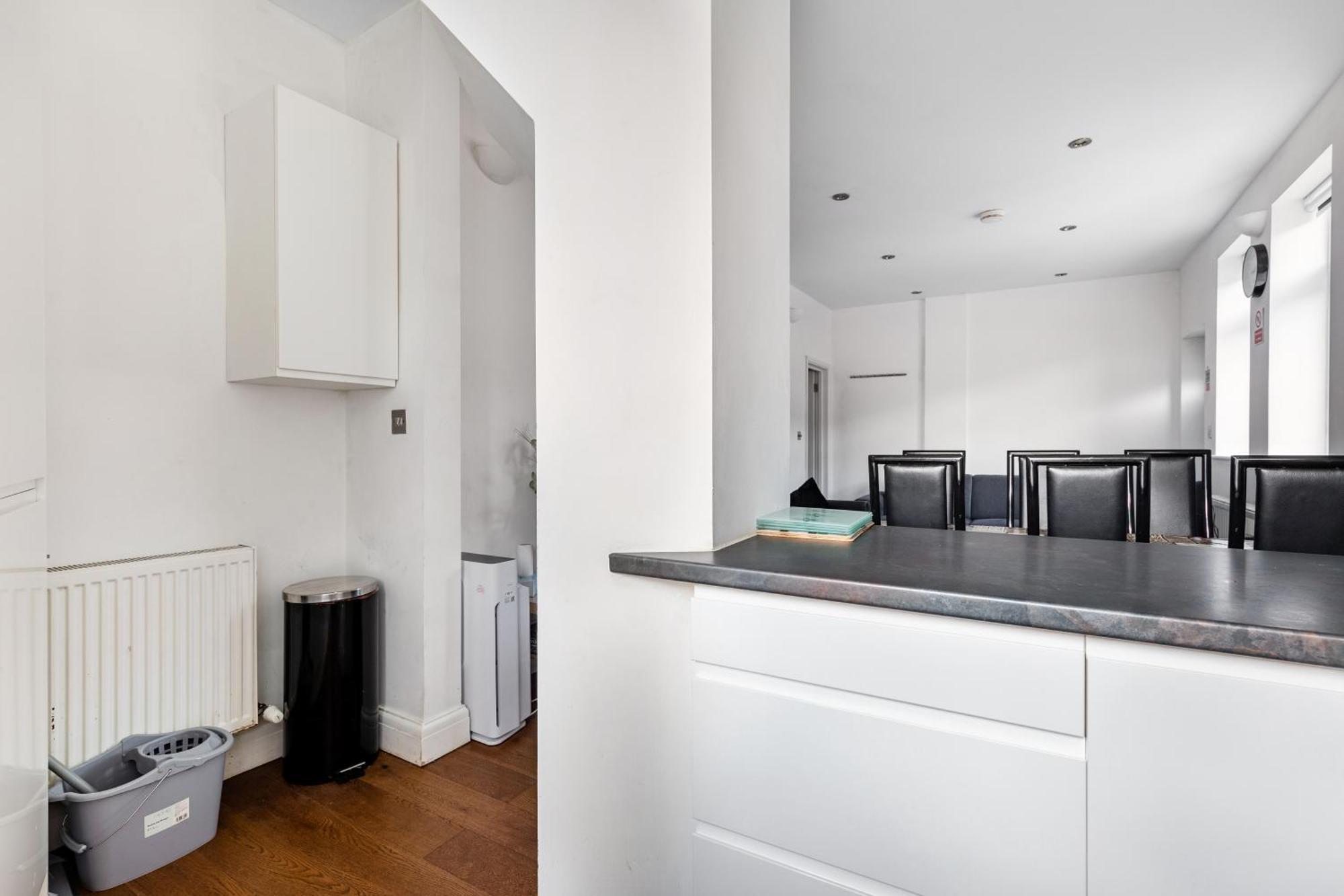 Apartment Spacious 2 Bed 2 Bath With Free Parking For 2 Cars And Underground Station Zone 2 For Quick Access To Up To 10 Guests *