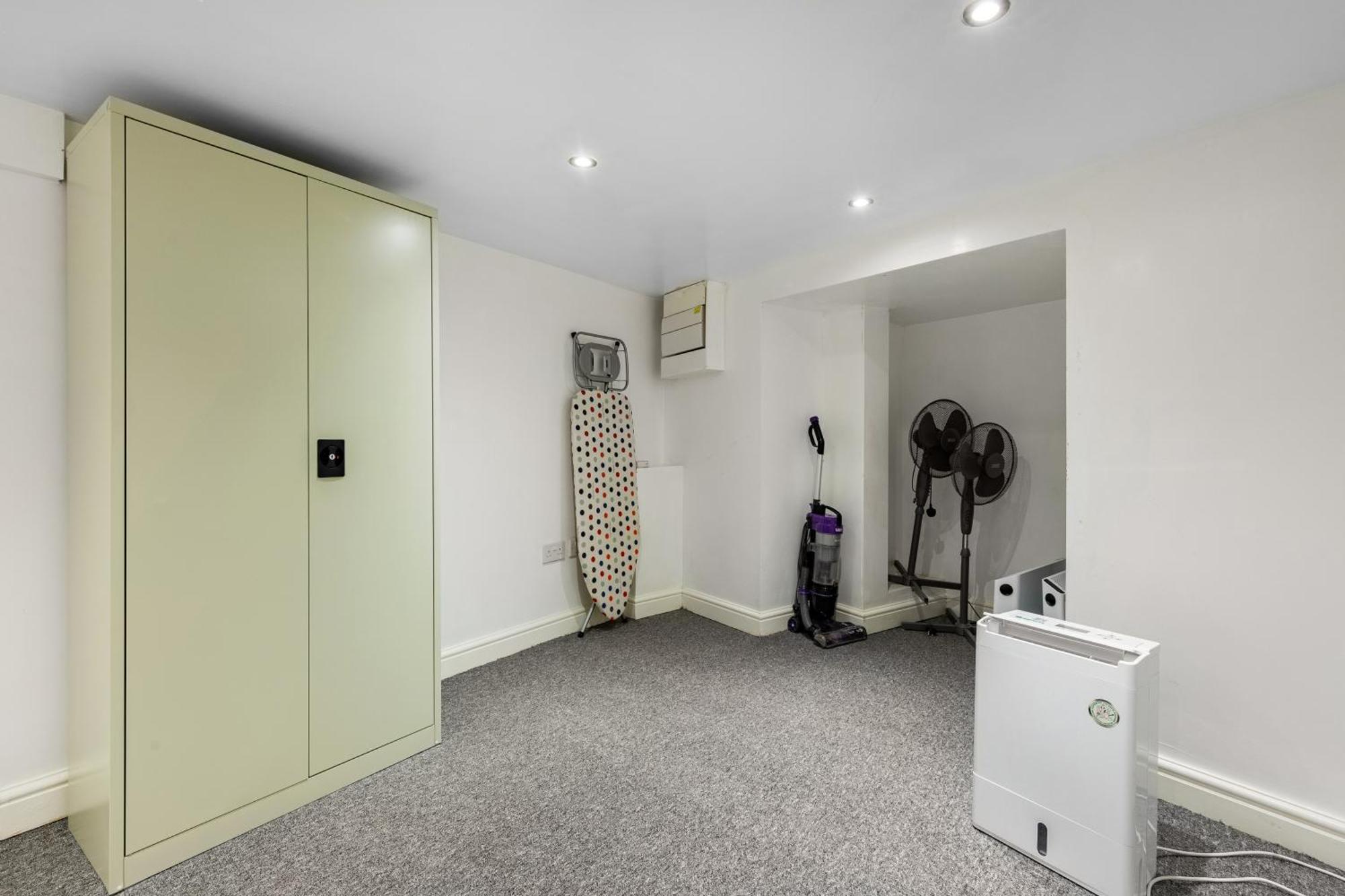 Spacious 2 Bed 2 Bath With Free Parking For 2 Cars And Underground Station Zone 2 For Quick Access To Up To 10 Guests Apartment