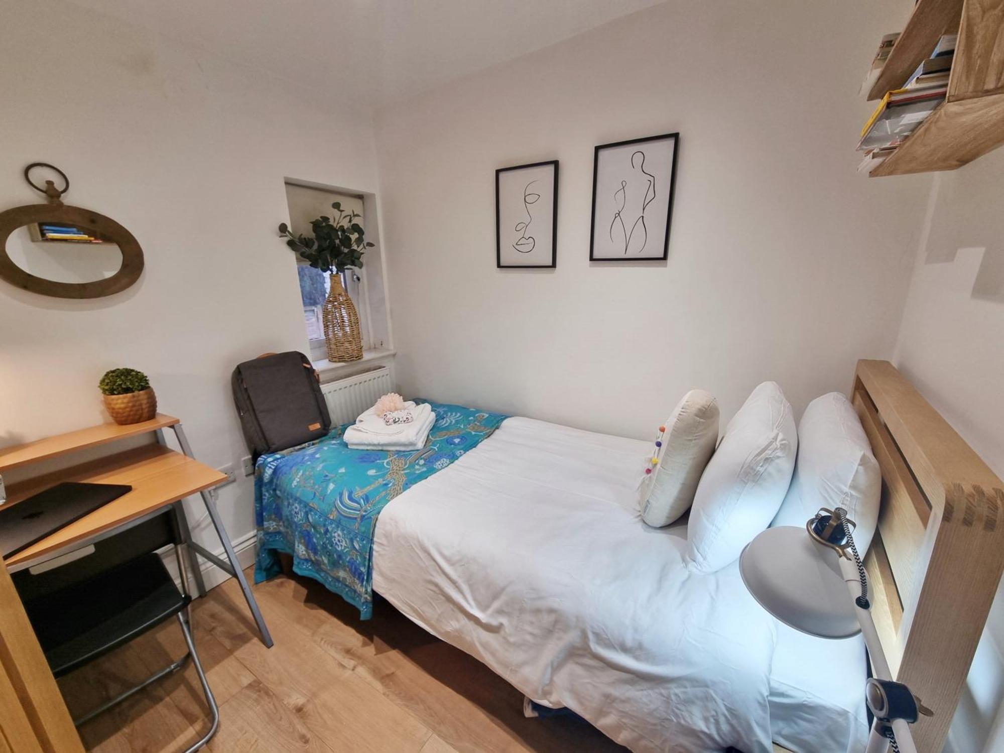 4bed/3bath 8min To Bridge Apartment London