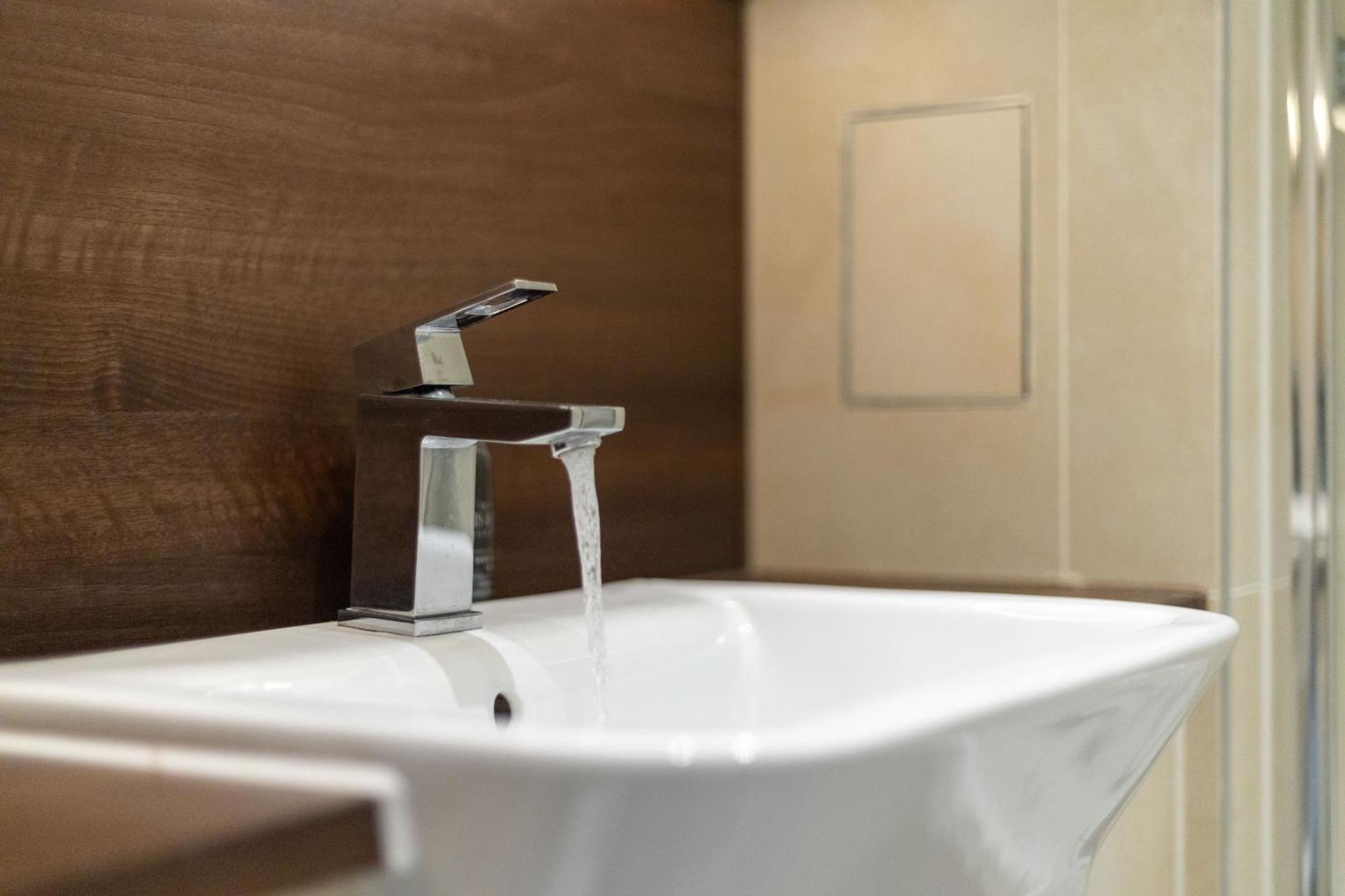 Stylish And Spacious- One Bed In Nine Elms Apartment London