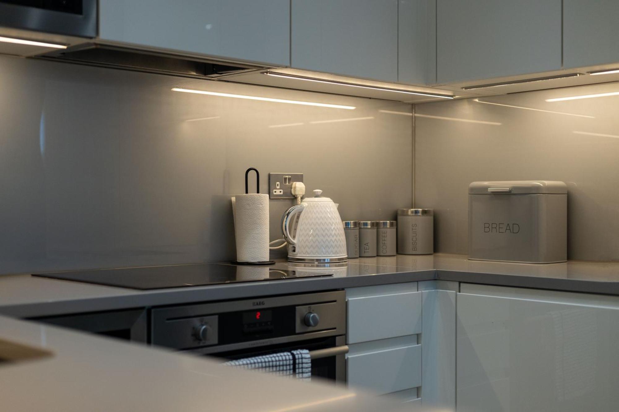Stylish And Spacious- One Bed In Nine Elms *