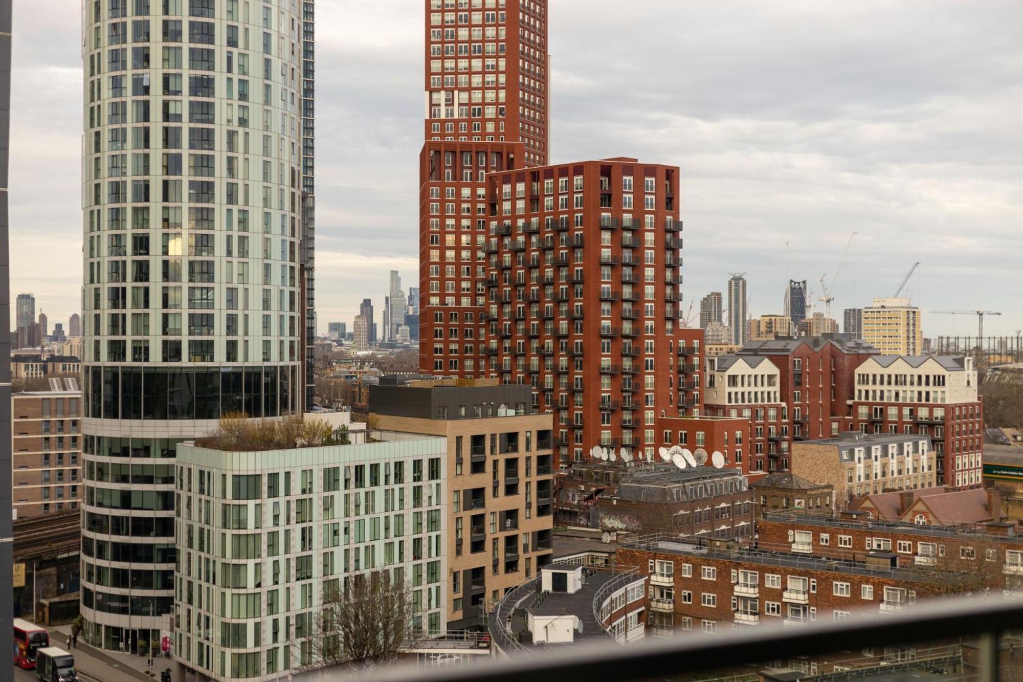Stylish And Spacious- One Bed In Nine Elms Apartment London