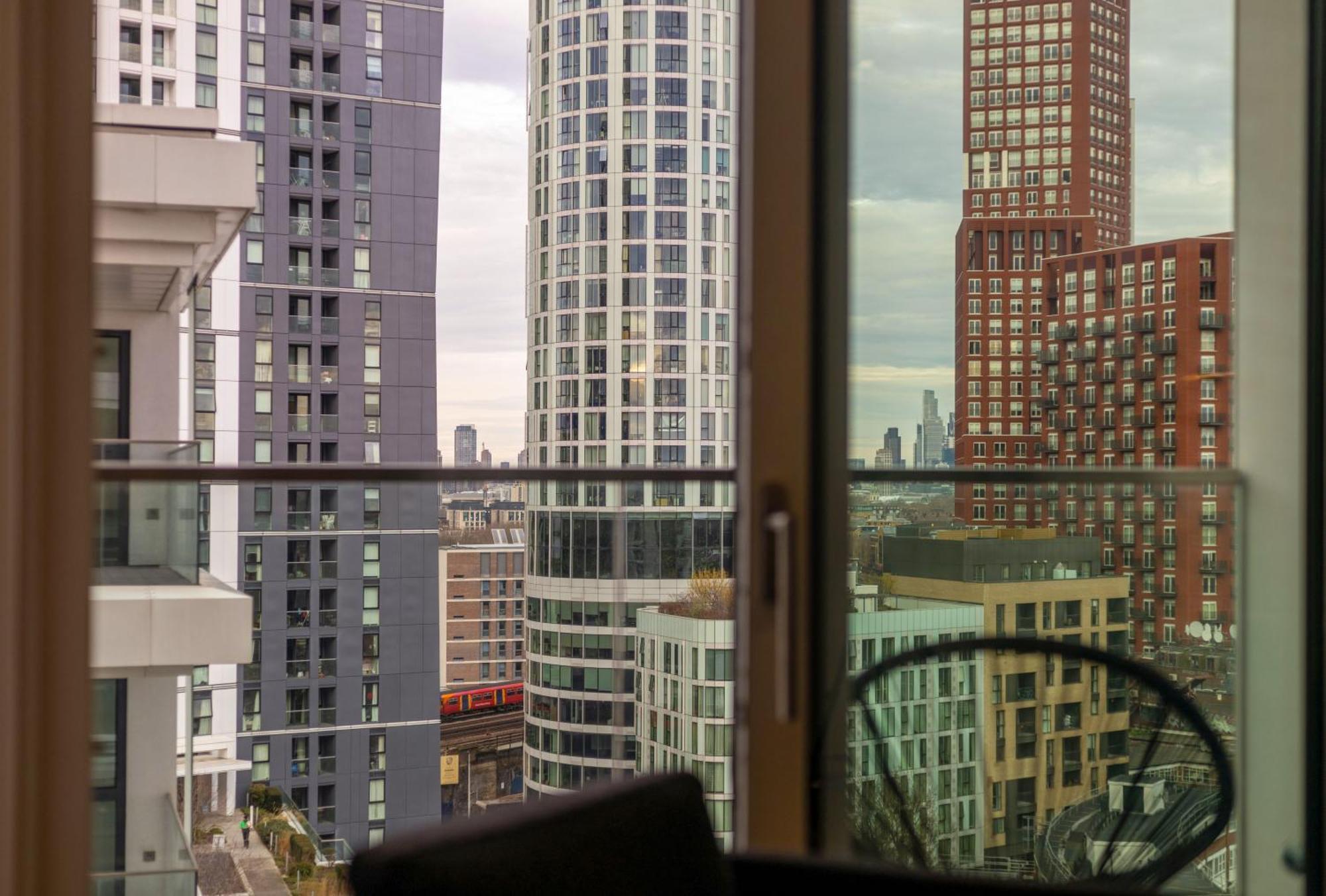Stylish And Spacious- One Bed In Nine Elms Apartment London