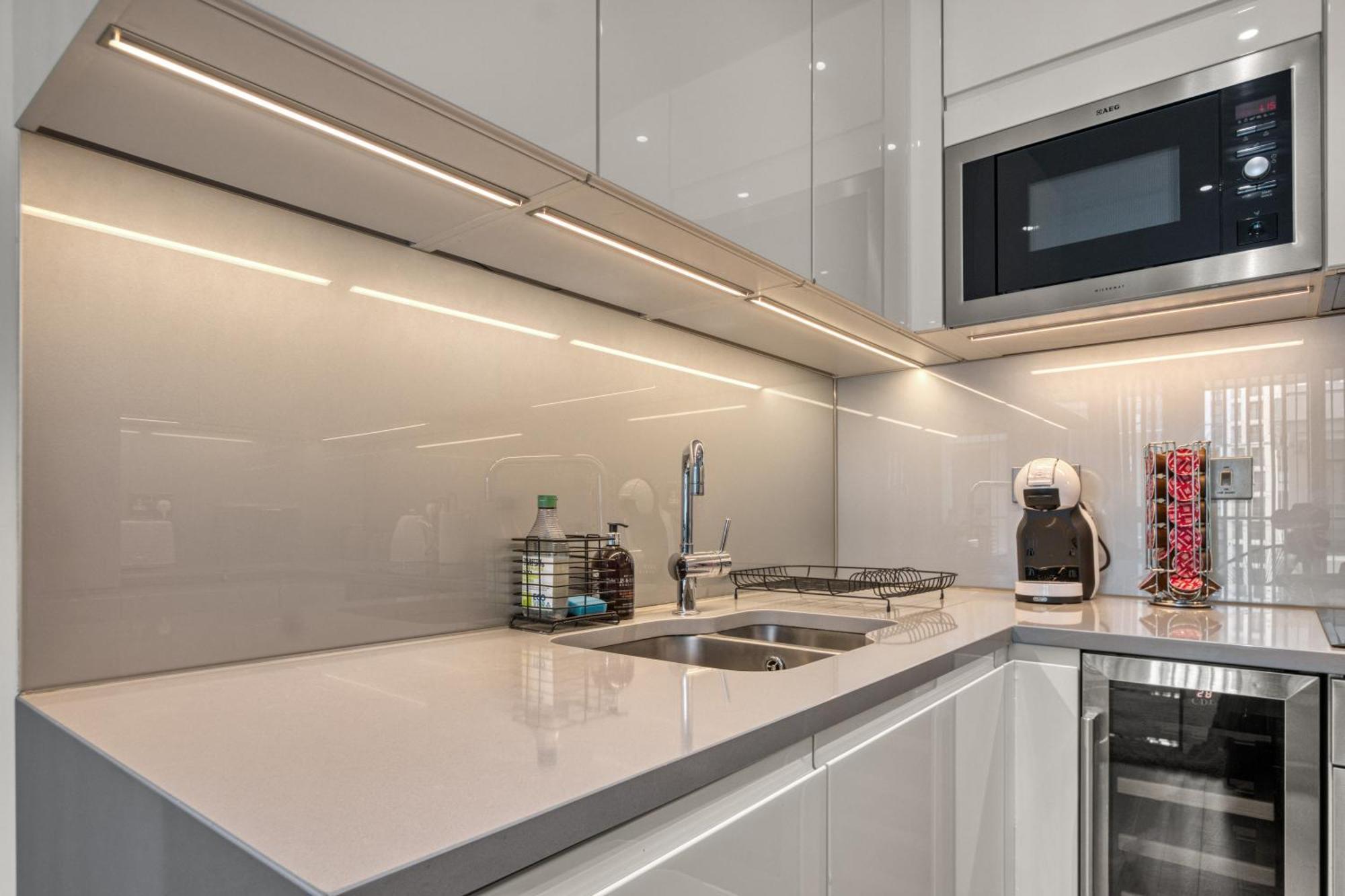 Stylish And Spacious- One Bed In Nine Elms Apartment London