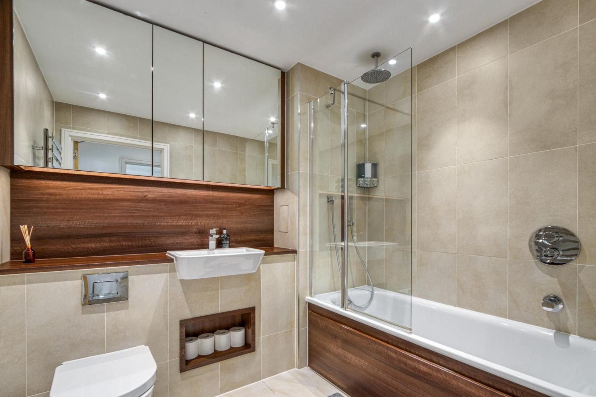 Stylish And Spacious- One Bed In Nine Elms Apartment *
