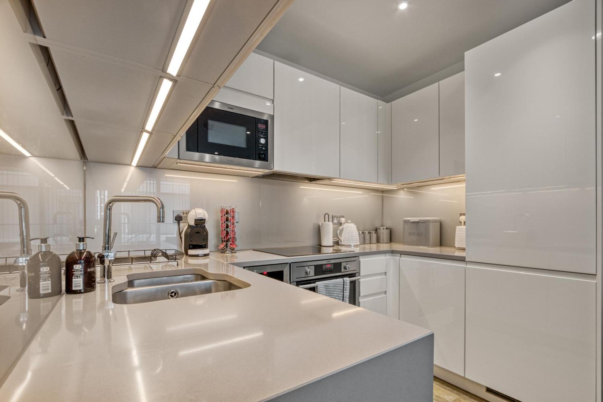 Stylish And Spacious- One Bed In Nine Elms Apartment *
