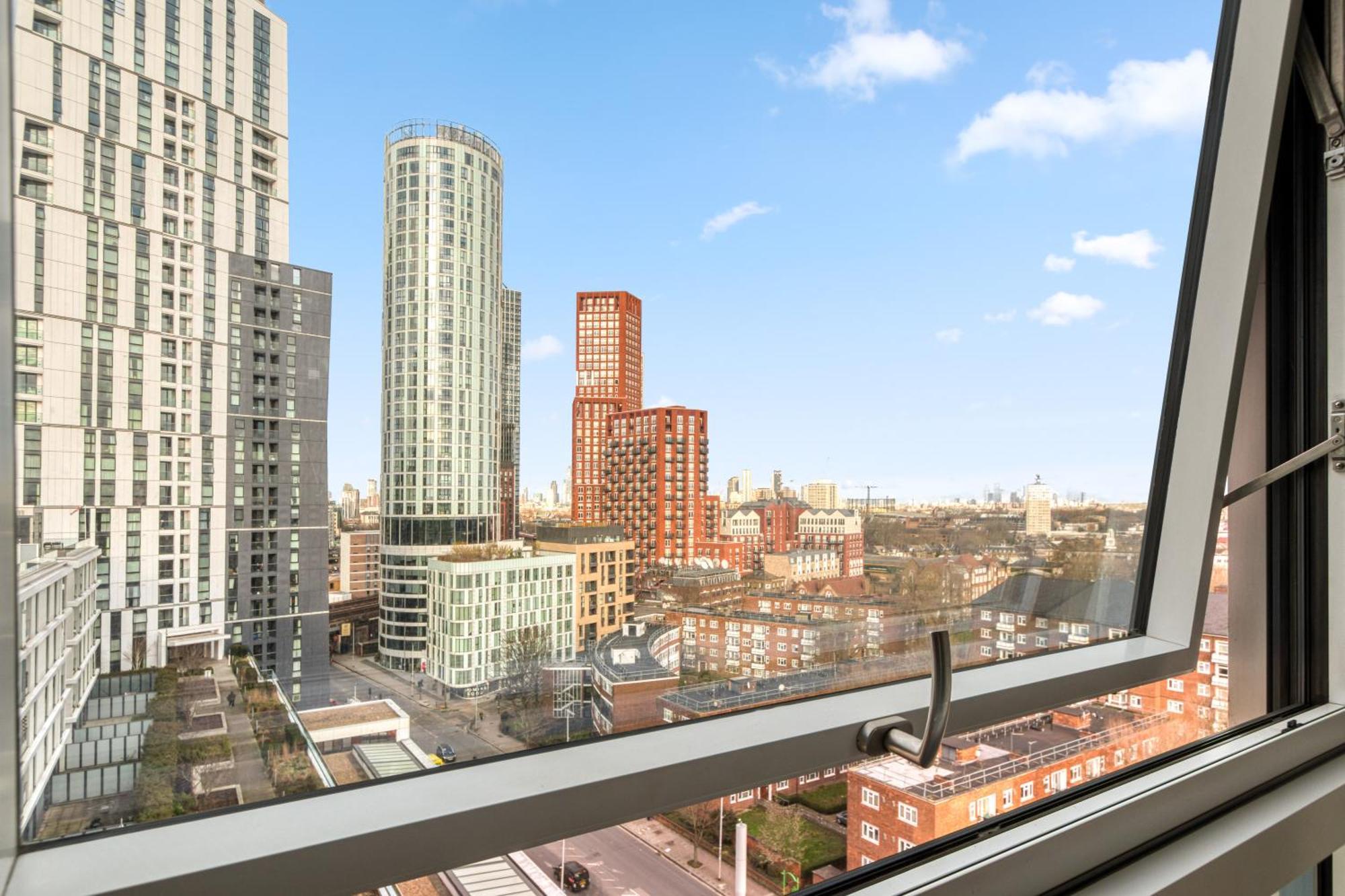 Stylish And Spacious- One Bed In Nine Elms Apartment *