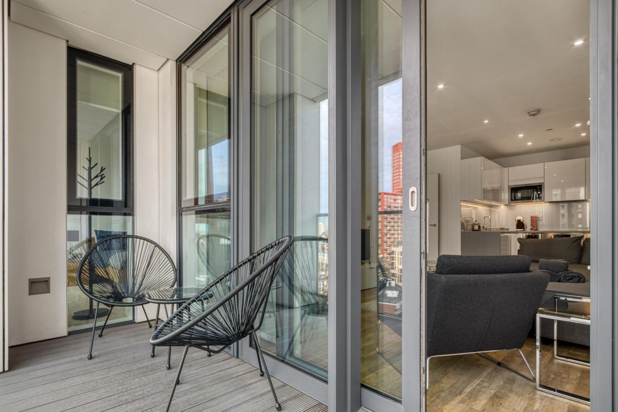 Stylish And Spacious- One Bed In Nine Elms * London