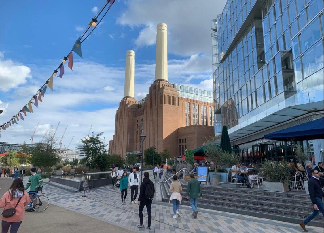 Quarto em Acomodações Particulares Location! Double Bedroom 2 Mins Walk From Battersea Power Underground Station!