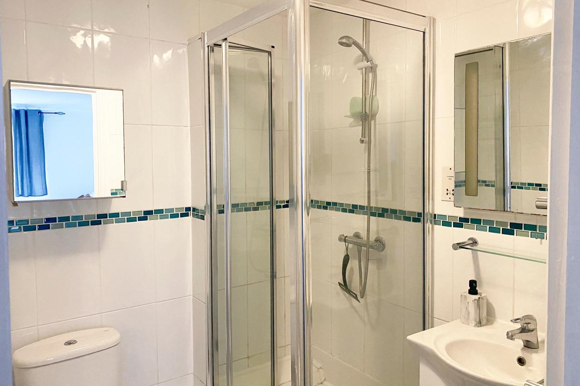 Apartment Spacious 2 Bed Flat In Wimbledon With Private Parking